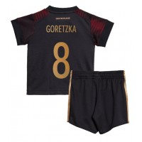 Fotballdrakt Barn Tyskland Leon Goretzka #8 Bortedraktsett VM 2022 Kortermet (+ Korte bukser)